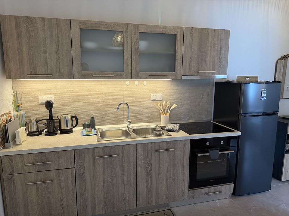 Πλήρως εξοπλισμένη κουζίνα με φούρνο, εστίες και καφετιέρα